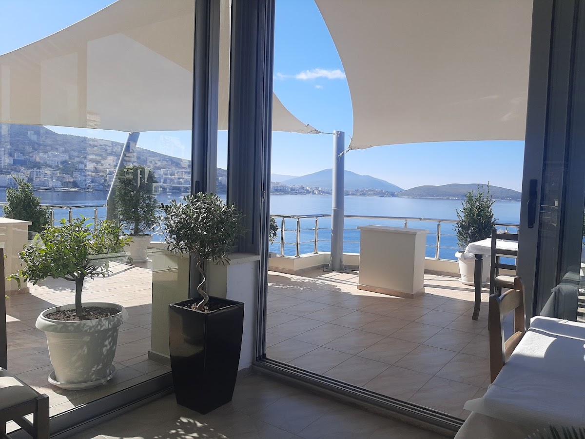 Titania Hotel, Sarande