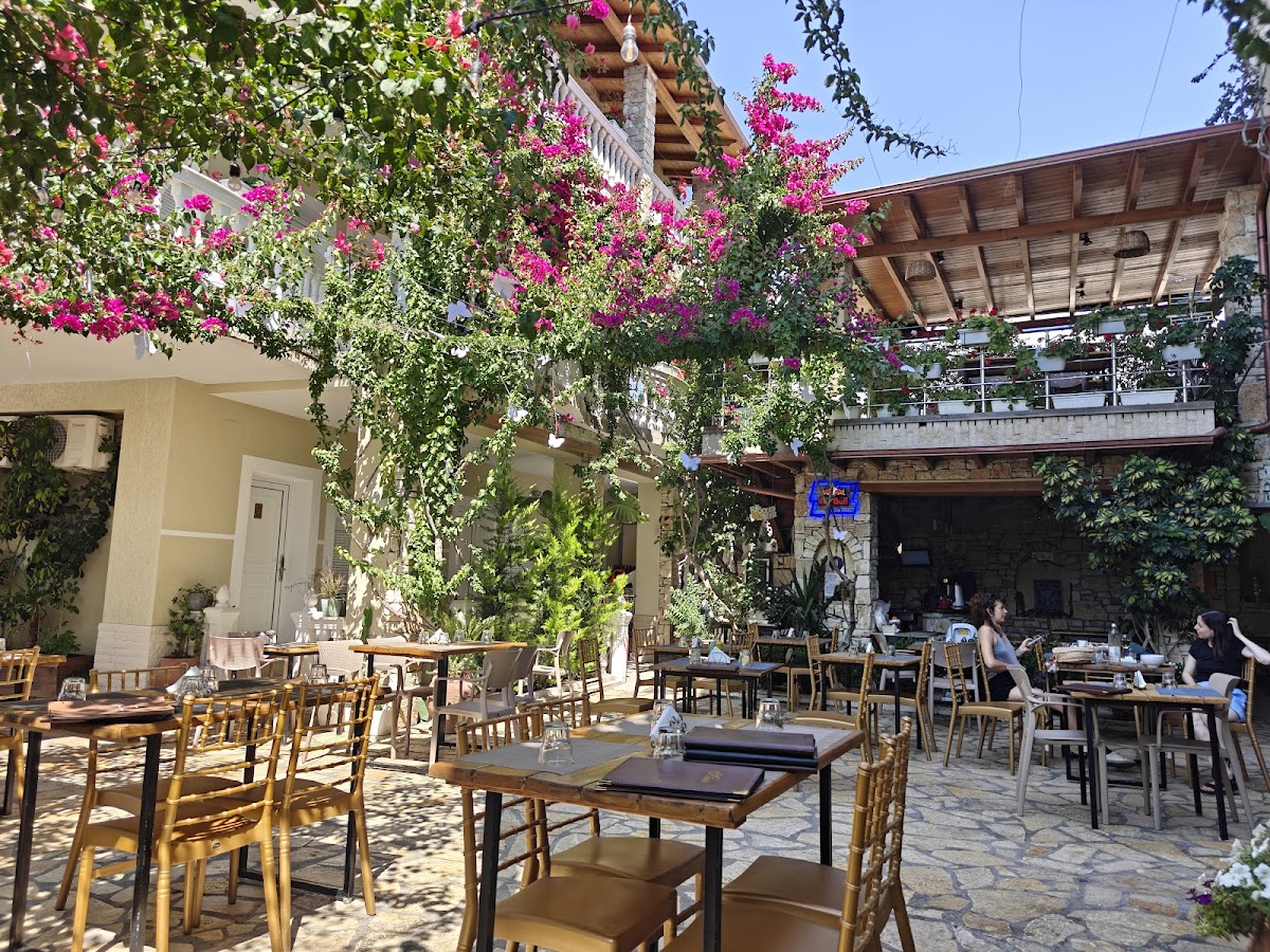 Taverna Arial