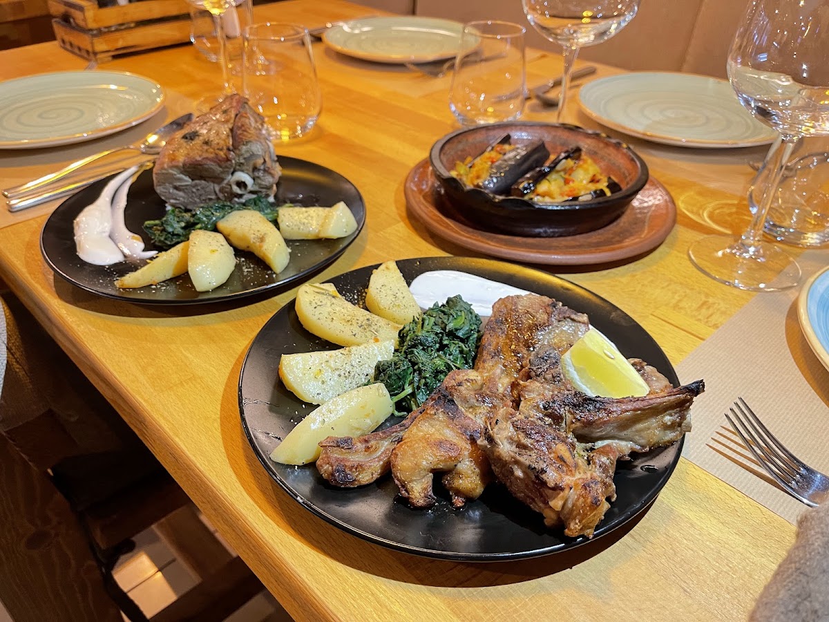 Fisi Restaurant - Traditional Food