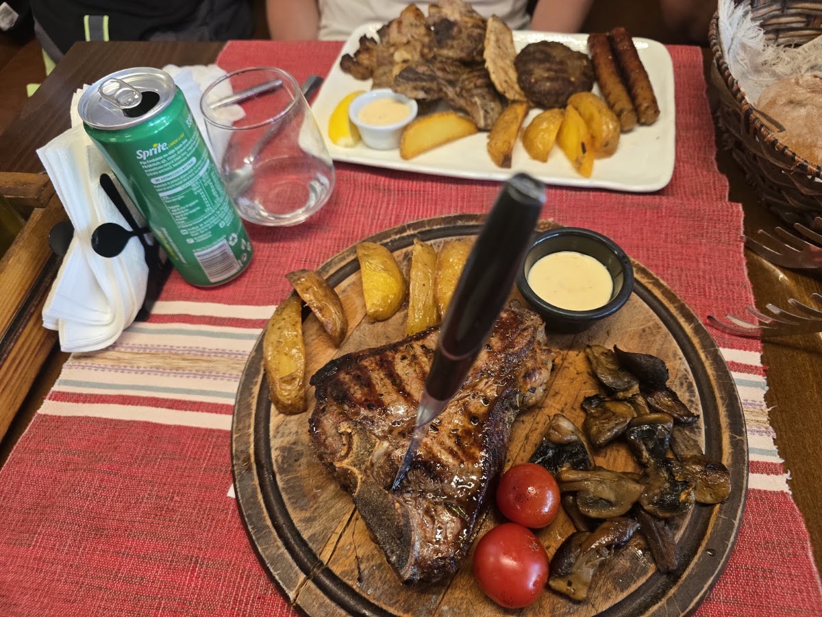 Fisi Restaurant - Traditional Food